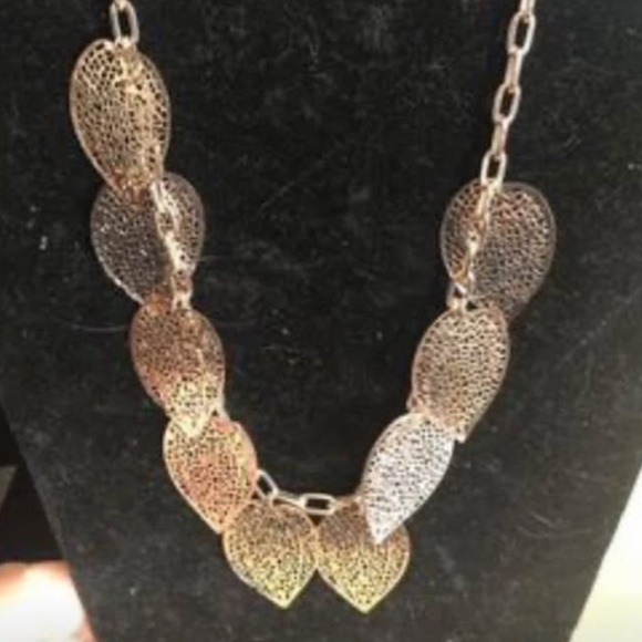 NEw costume jewerly set leaf necklace with matching earrings - Picture 1 of 2